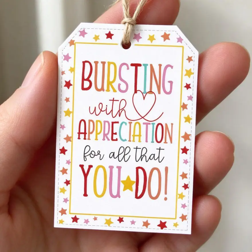 Primer plano de una pieza impresa de Etiqueta "Bursting with Appreciation", donde se ve el grosor de la línea y el detalle de corte antes de imprimir
